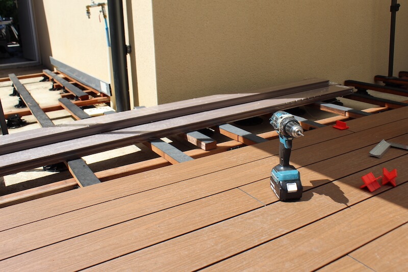 Pose d'une terrasse en bois composite par BCR
