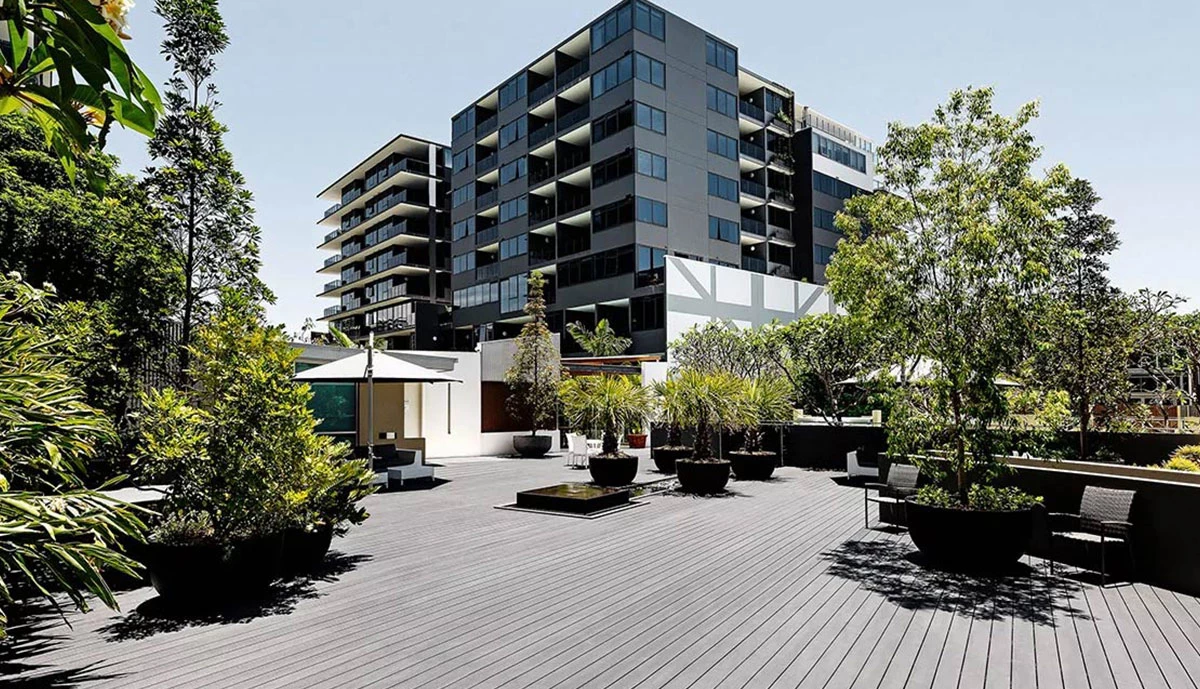 Lame de terrasse composite UltraProtect RESIST+ semi plein  |  neowood