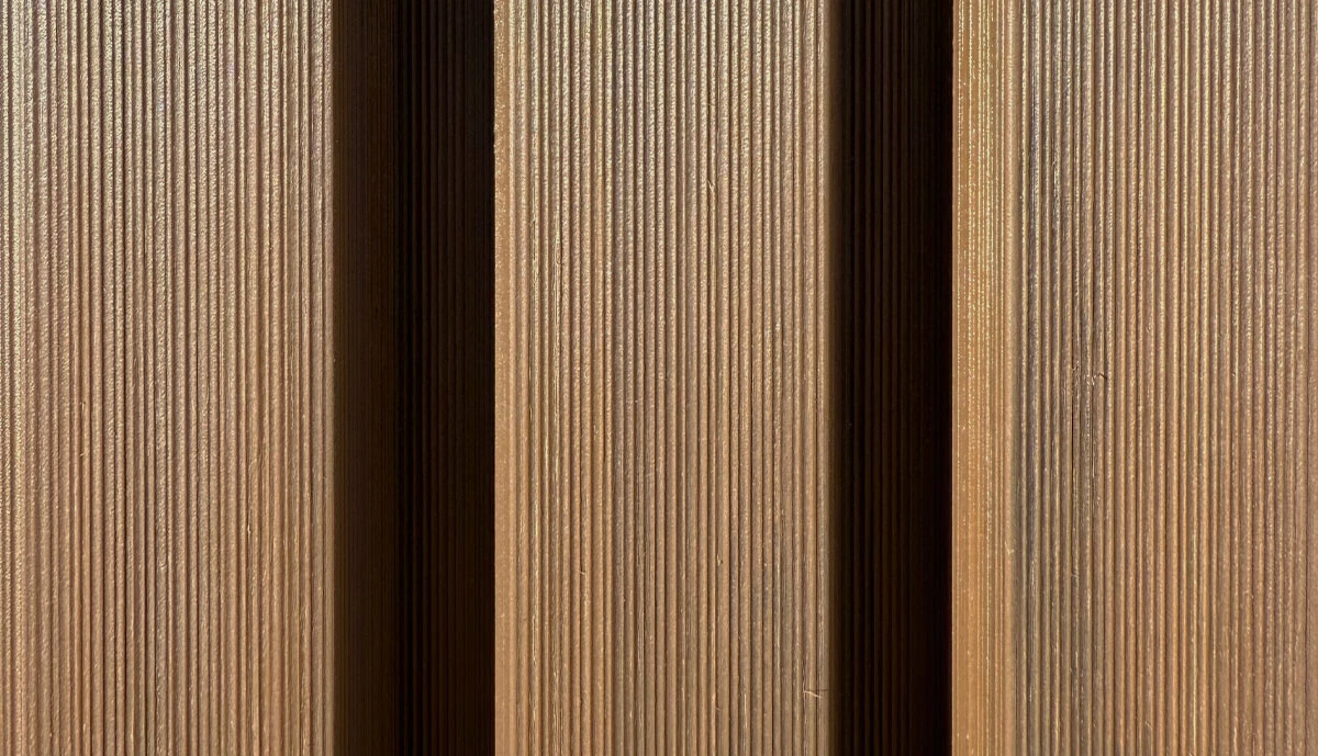 Lames de bardage claire voie en bois composite NEO XL | neowood