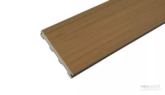 zoom teinte d'une lame de terrasse composite teck