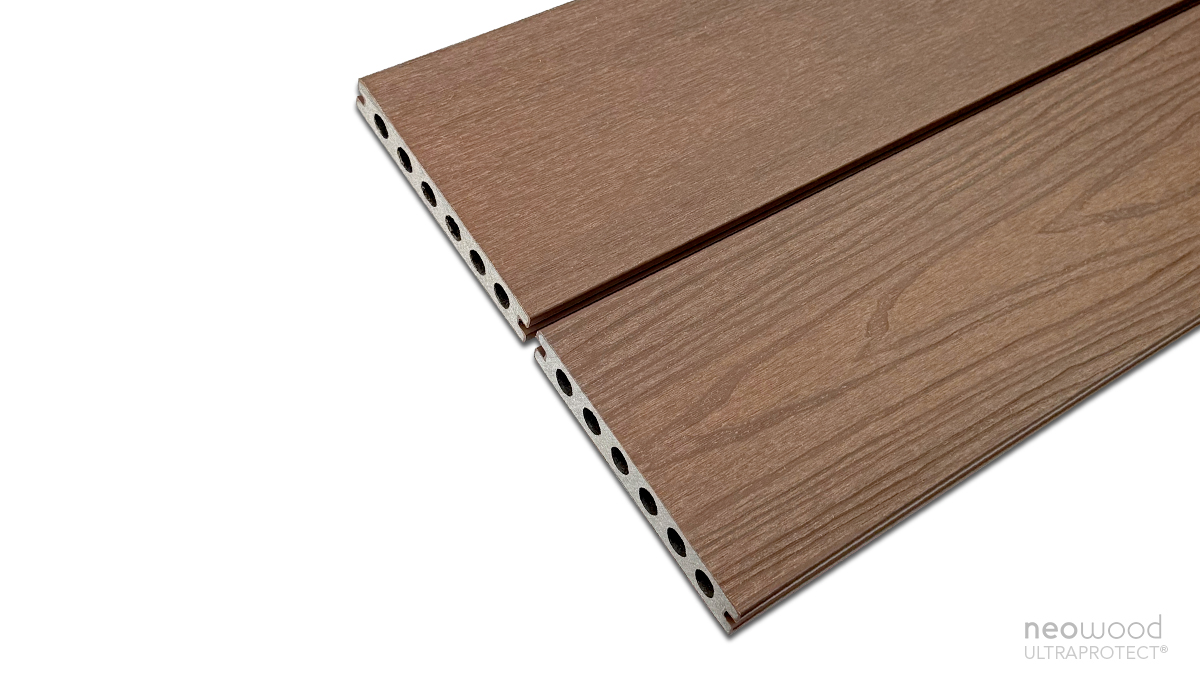 Lames de bois composite structuré et lisse.