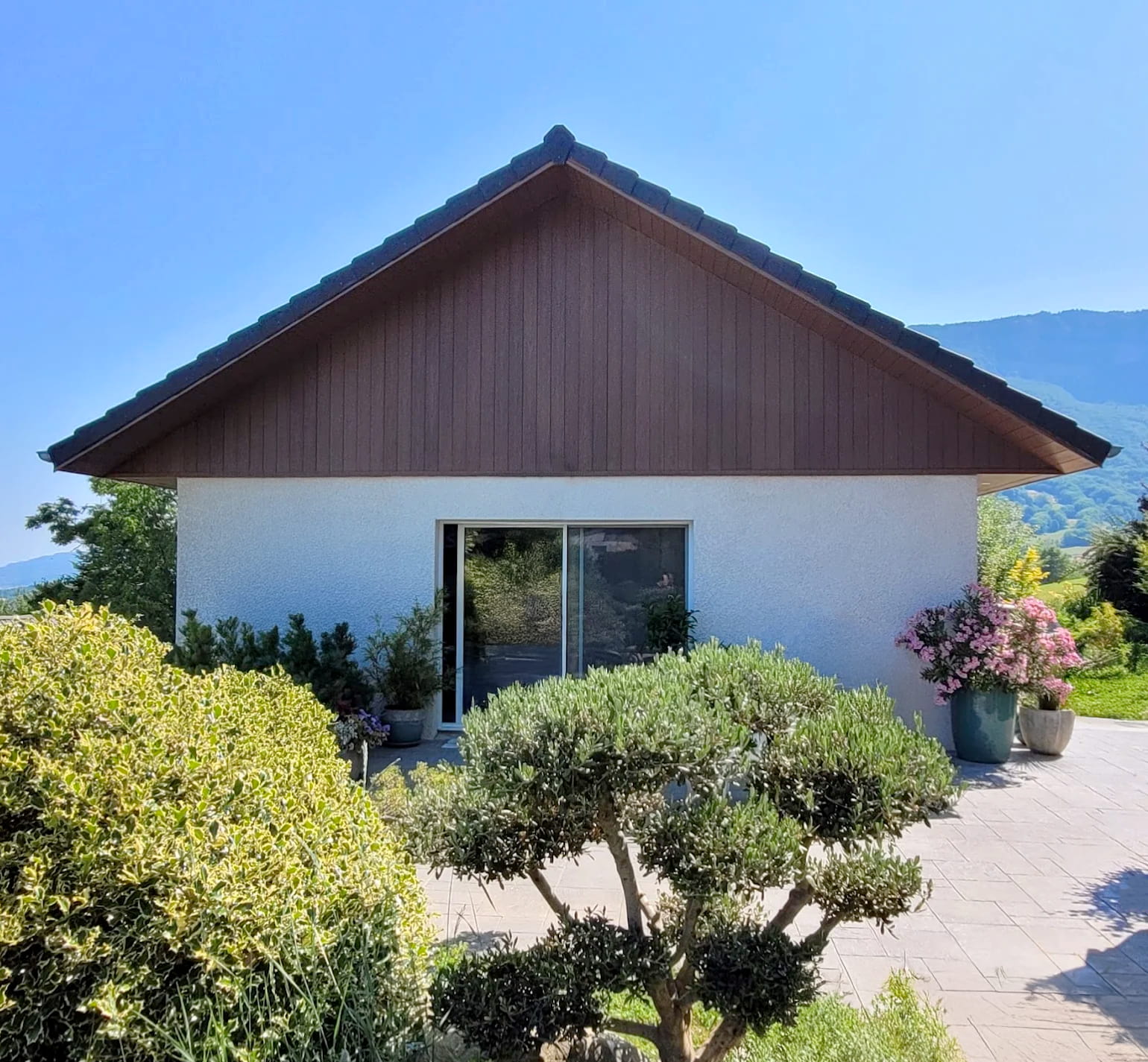 Chalet avec bardgae en composite Ipé Neowood