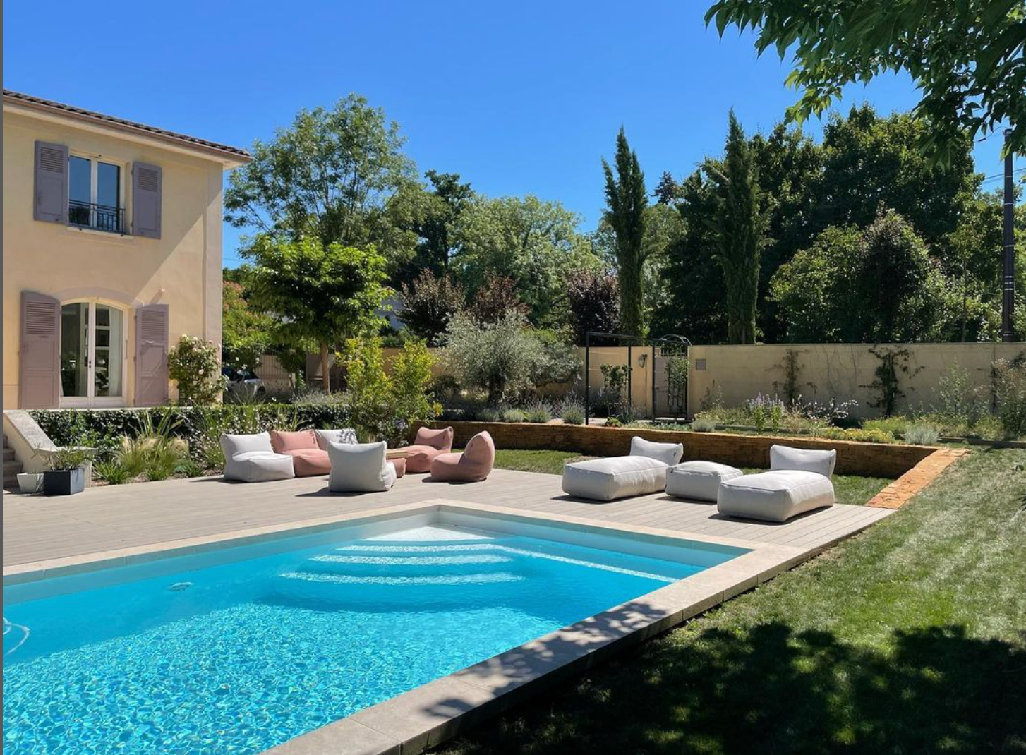 Plage de piscine en bois composite UltraProtect teinte teck