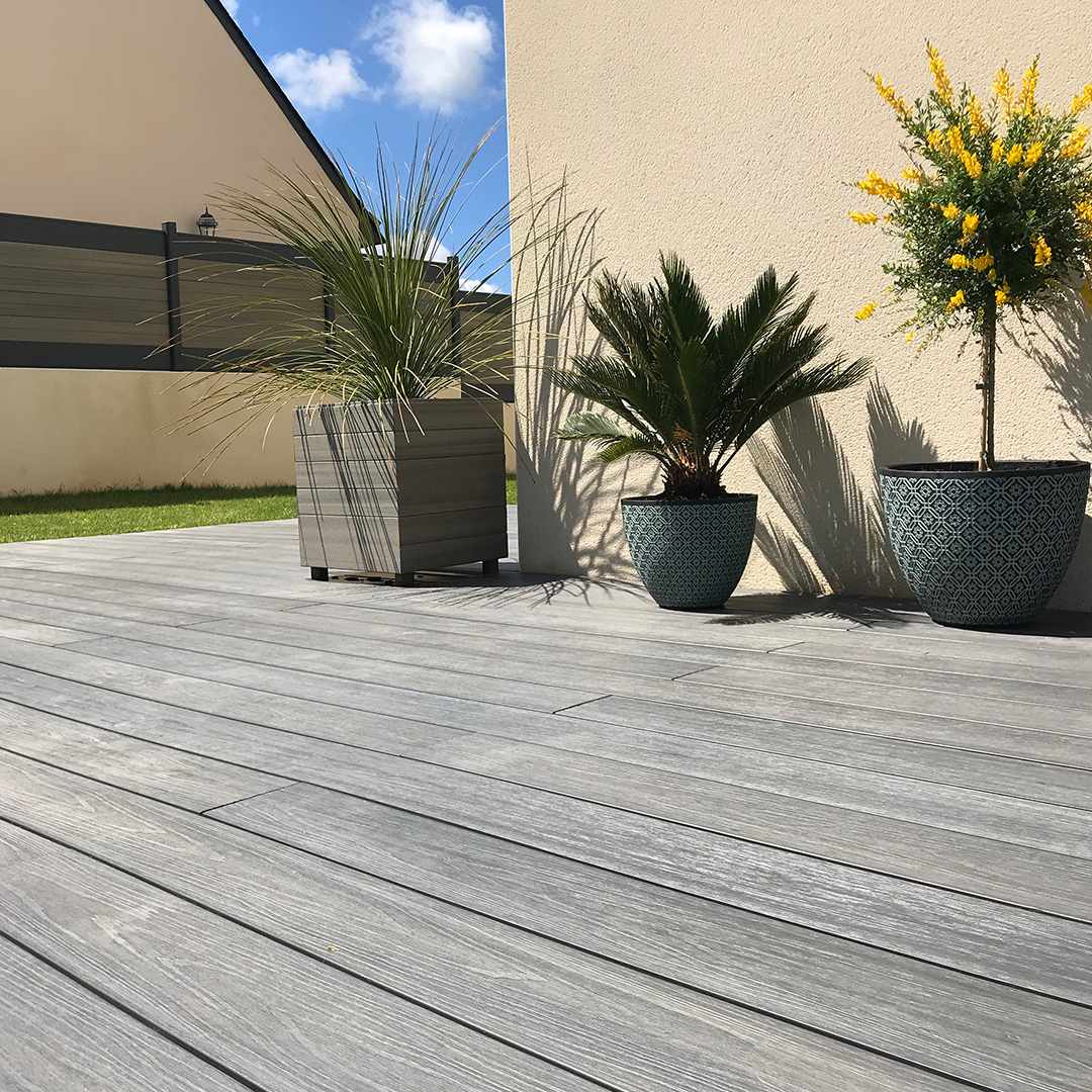 terrasse composite anthra et clôture mixte composite sable et alu neowood