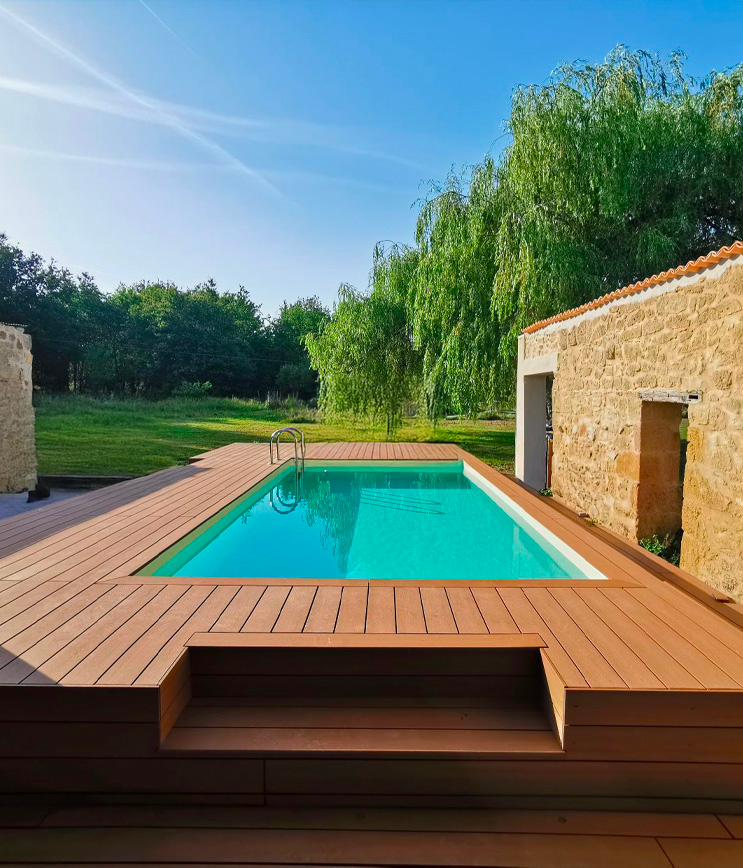 Terrasse en bois composite teck autour d'une piscine