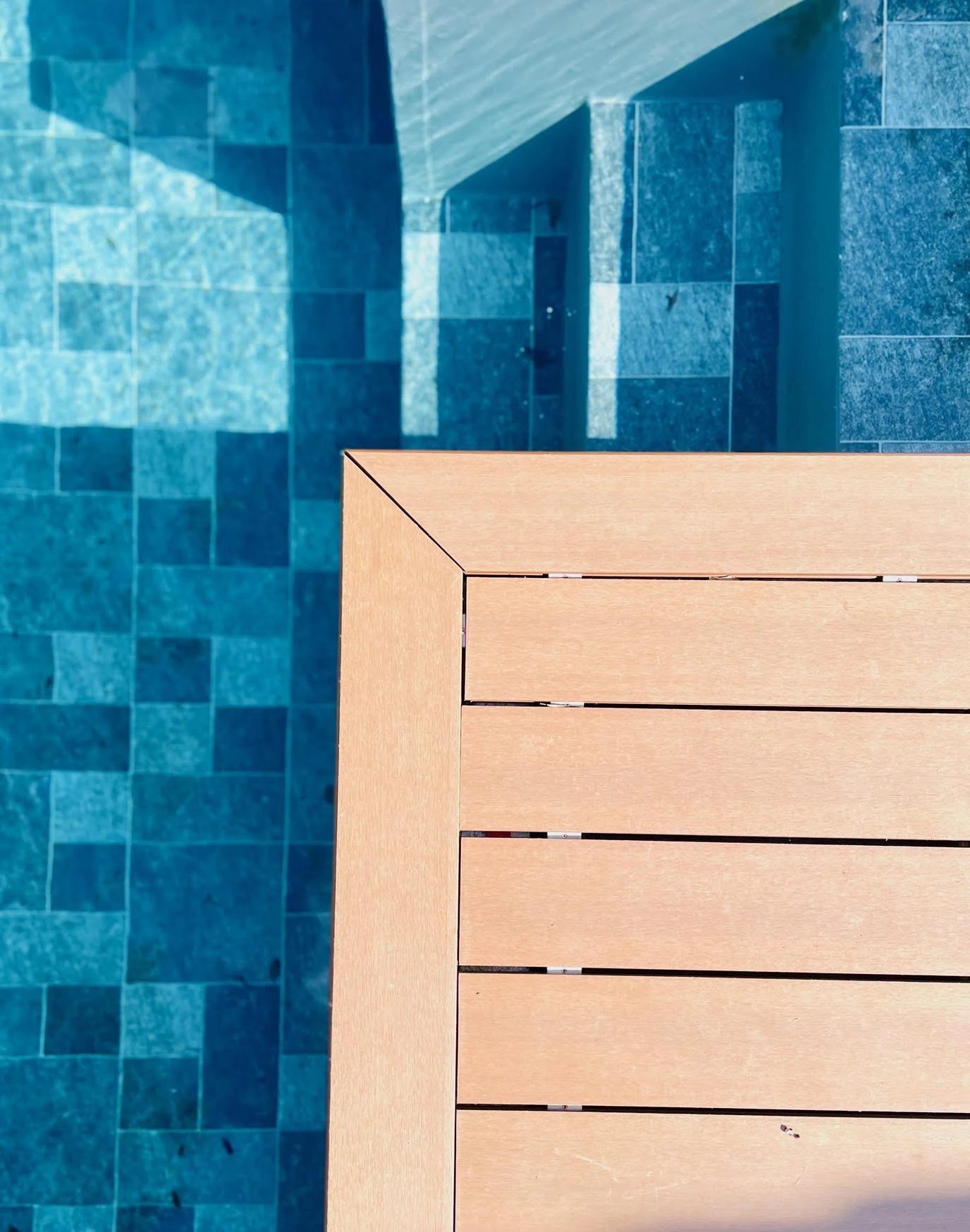 Zoom sur angle de terrasse bordure de piscine