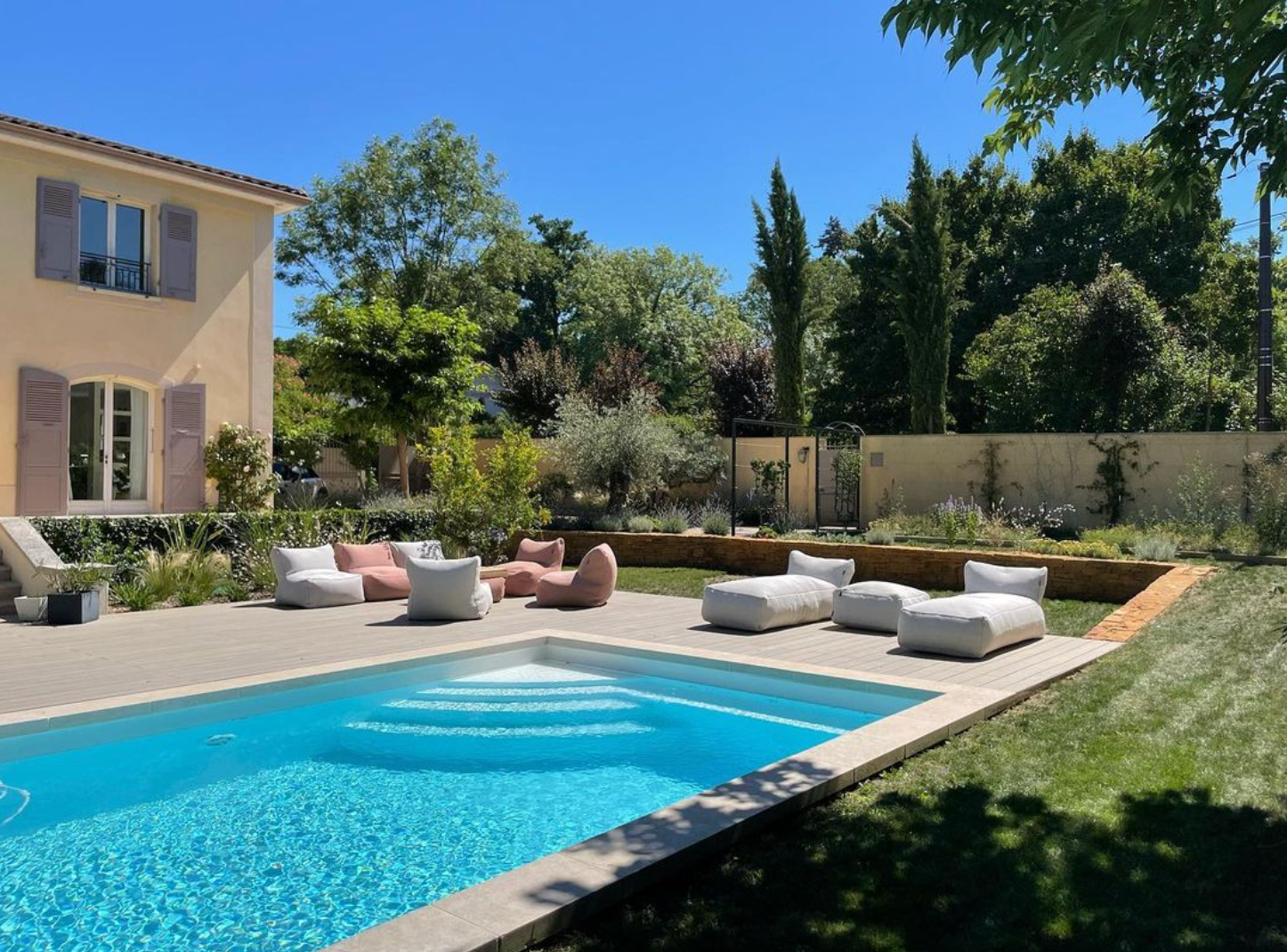 Plage de piscine en bois composite UltraProtect teinte teck