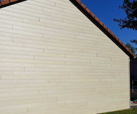 Façade de maison en bois composite teinte ivoire