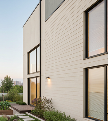 Bardage en bois composite teinte ivoire sur petite maison