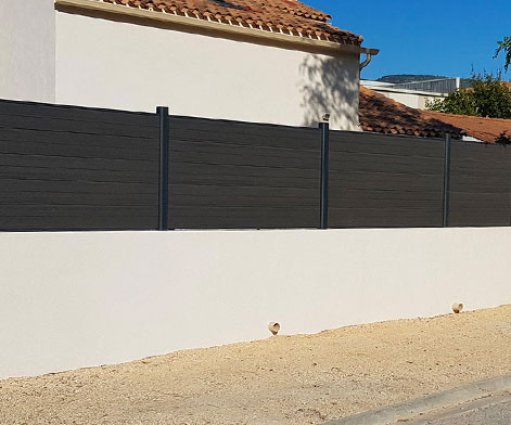 Clôture en composite UltraProtect anthra sur muret