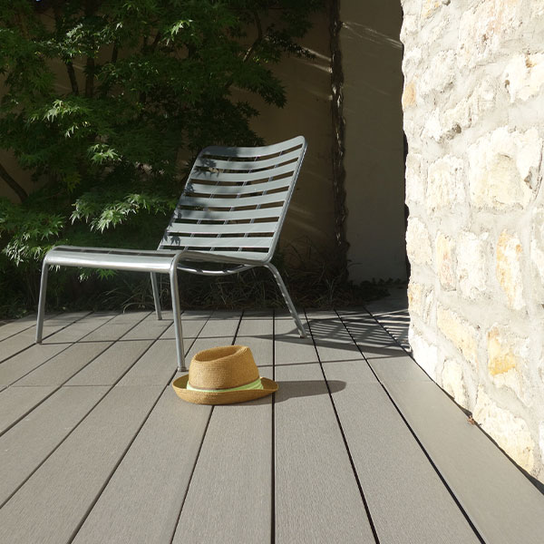 Terrasse en bois composite teinte béton