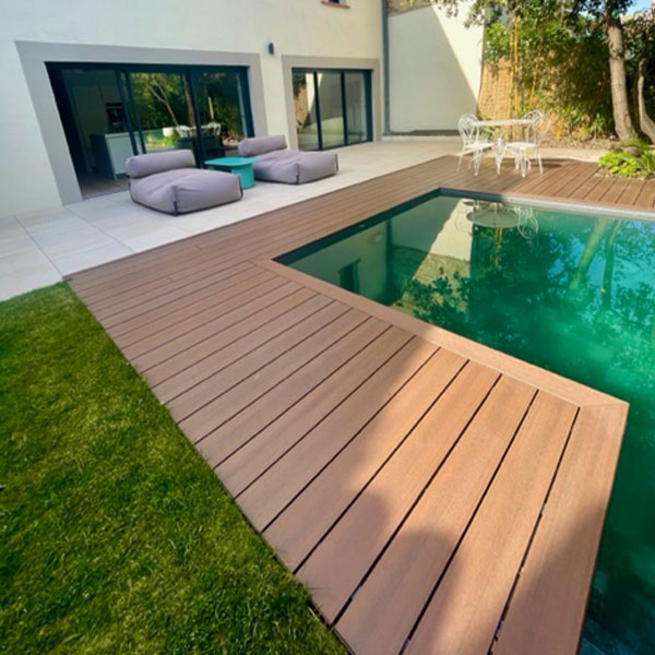 Terrasse composite UltraProtect en bord de piscine teinte ipé