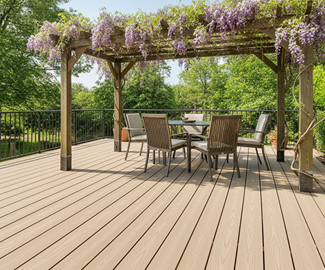 Terrasse en bois composite teinte sable finition lisse