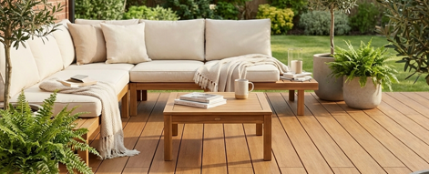 Terrasse composite teinte teck et salon de jardin