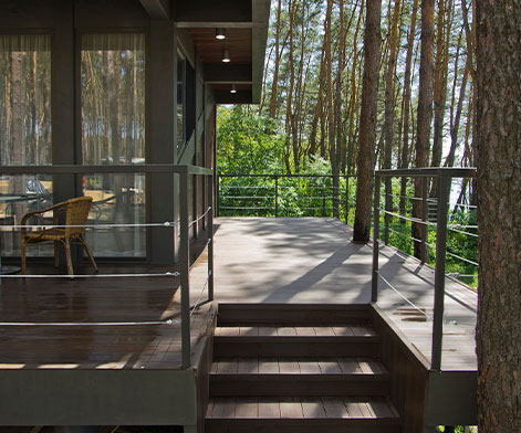 Terrasse suspendue en bois composite teinte noyer