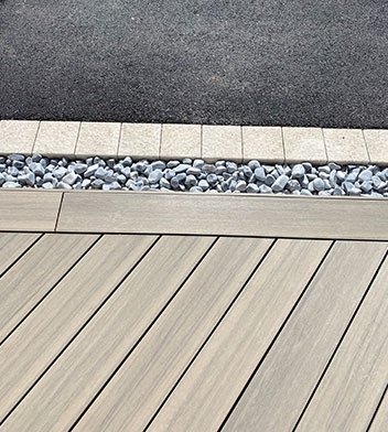 Zoom terrasse en composite teinte sable et finitions