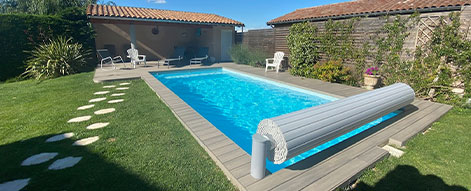 Terrasse composite en bord de piscine teinte sable