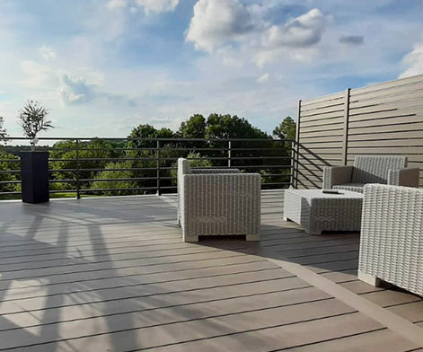 Terrasse en bois composite teinte sable finition lisse