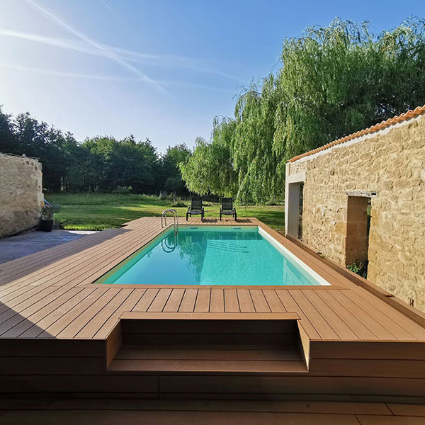 Terrasse composite en bord de piscine teinte teck