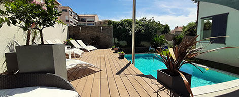 Plage de piscine en bord de piscine teinte teck