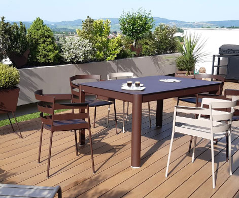 Terrasse en bois composite teinte teck finition lisse