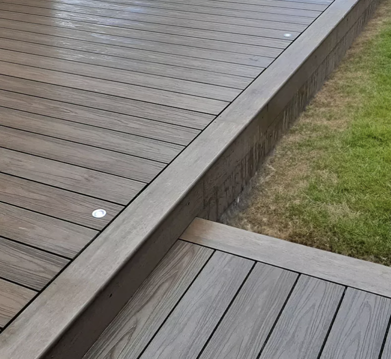 Terrasse en composite sur structure aluminium sol dur avec plots fixes