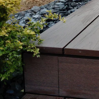 Zoom terrasse en bois composite et embouts