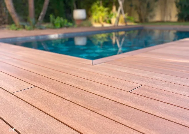 Zoom terrasse en bois composite neowood teinte ipé