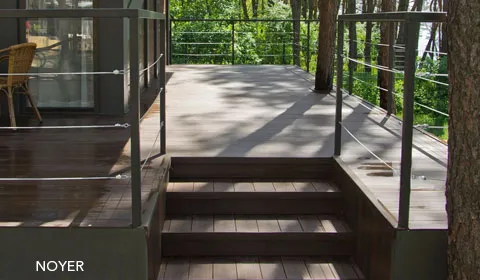 Terrasse en bois composite noyer et escalier
