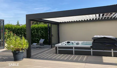 Terrasse en composite teinte sable avec pergola et spa