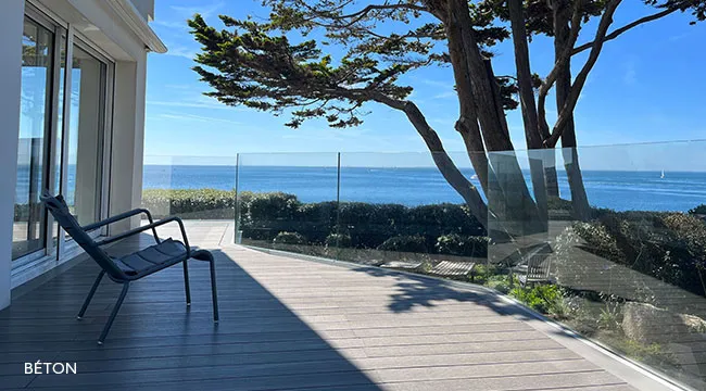 Terrasse en lames composite teinte béton avec vue mer