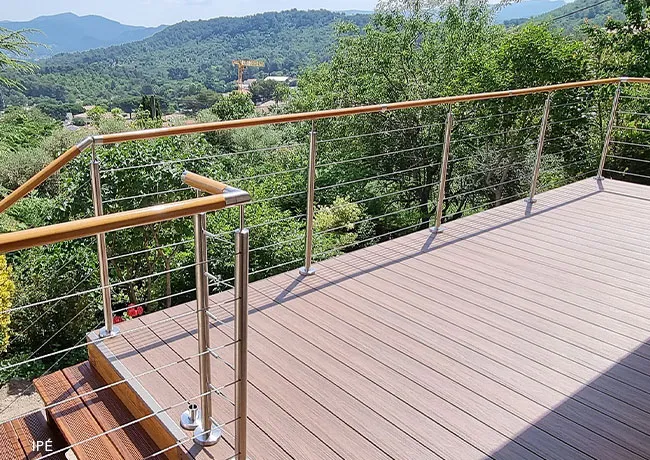 Terrasse suspendue en bois composite teinte ipé
