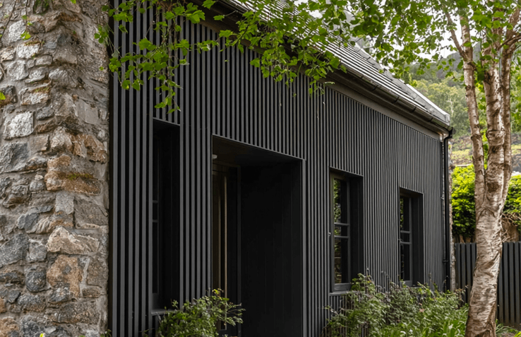 Bardage bois composite gamme Néo sur maison en pierre