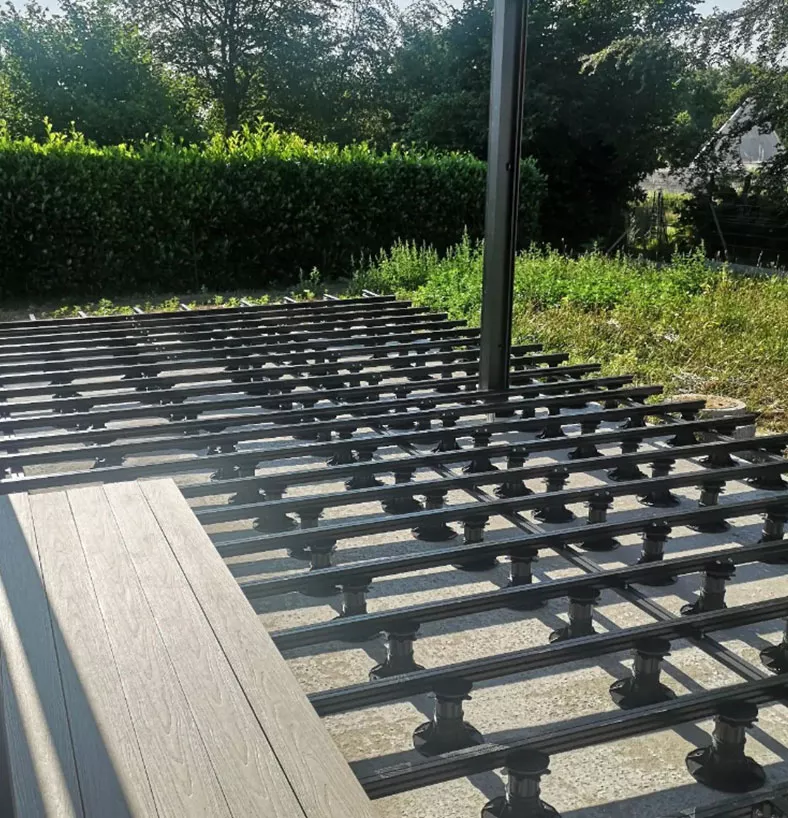 Terrasse en composite sur structure alu avec plots réglables