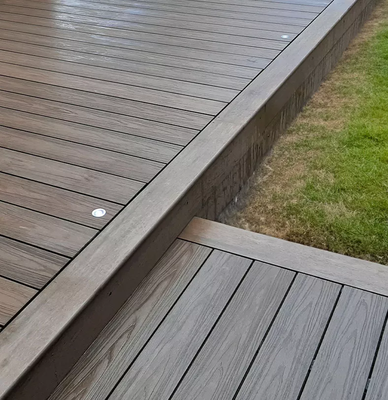 Terrasse en composite sur structure aluminium sol dur avec plots fixes