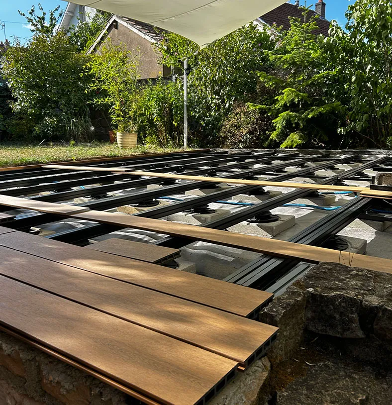 Terrasse en composite sur structure aluminium sol dur avec plots fixes