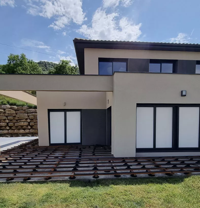 Terrasse en composite sur structure bois avec plots réglables